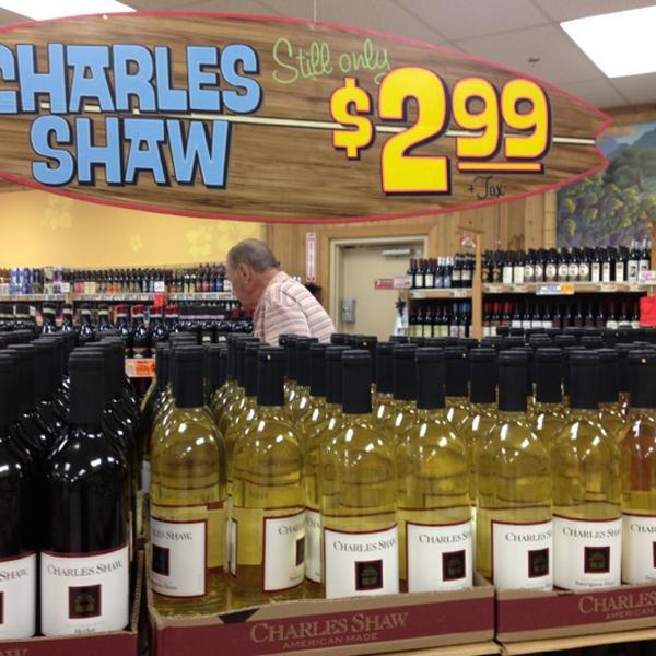 Photo taken at Trader Joe's by Malia H. on 10/18/2012-内华达州拉斯维加斯市迪凯特大道2101号 Photo taken at Trader Joe's by Malia H. on 10/18/2012