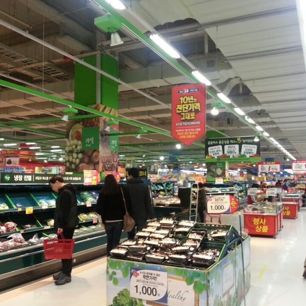 Photo taken at 홈플러스 (Home Plus) by Soomin(Simon) S. on 3/16/2013-京畿道高阳市义山817 Photo taken at 홈플러스 (Home Plus) by Soomin(Simon) S. on 3/16/2013