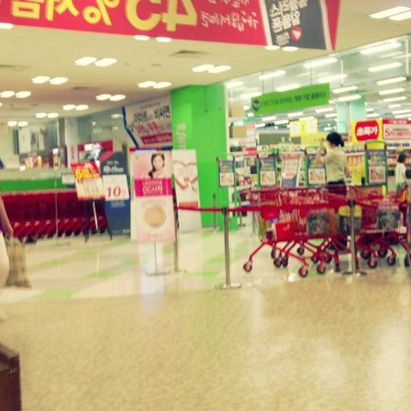 Photo taken at 홈플러스 (Home Plus) by 유쾌뭉치 (. on 6/4/2013-京畿道高阳市义山817 Photo taken at 홈플러스 (Home Plus) by 유쾌뭉치 (. on 6/4/2013