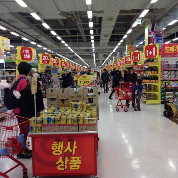 Photo taken at 홈플러스 (Home Plus) by edmonde C. on 1/11/2014-京畿道高阳市义山817 Photo taken at 홈플러스 (Home Plus) by edmonde C. on 1/11/2014