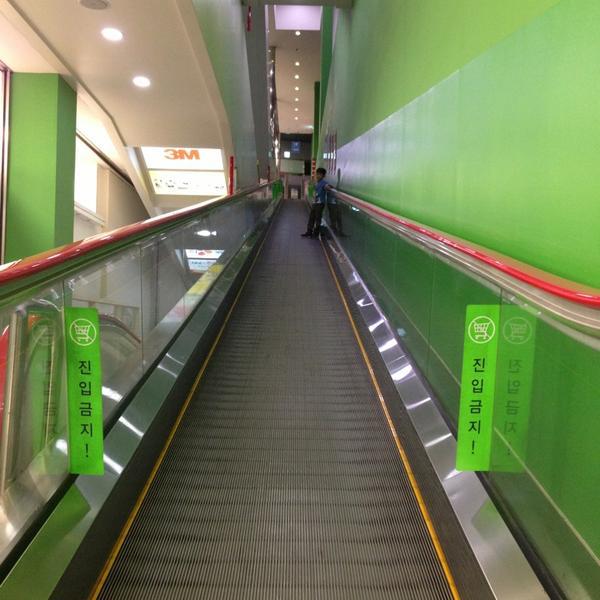 Photo taken at 홈플러스 (Home Plus) by Jiksoo K. on 9/19/2013-京畿道高阳市义山817 Photo taken at 홈플러스 (Home Plus) by Jiksoo K. on 9/19/2013