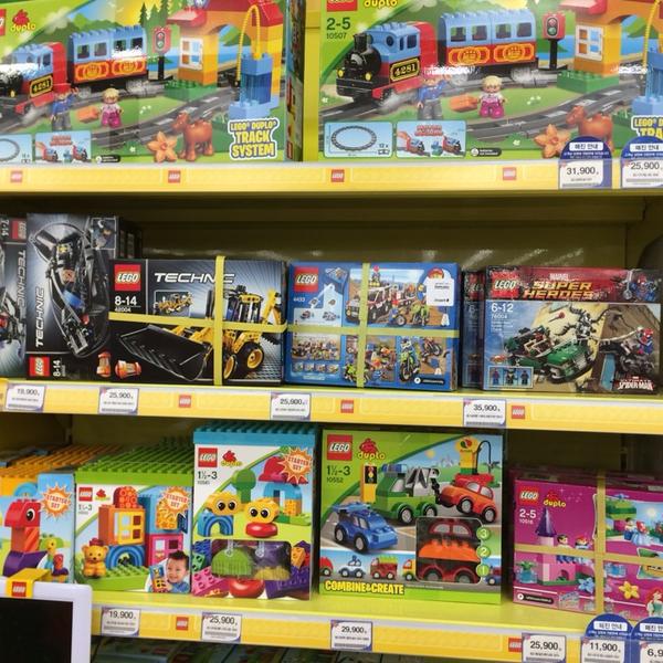 Photo taken at 홈플러스 (Home Plus) by Jung Hee S. on 12/8/2013-京畿道高阳市义山817 Photo taken at 홈플러스 (Home Plus) by Jung Hee S. on 12/8/2013