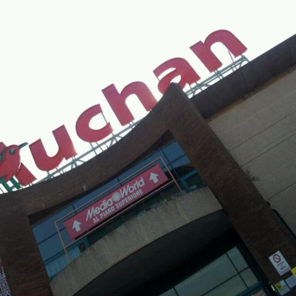 Photo taken at Centro Commerciale Dei Laghi 'Auchan' by Samuele B. on 3/7/2012-意大利伦巴第雷斯卡尔迪纳帕尔米罗·陶里亚蒂街52 Photo taken at Centro Commerciale Dei Laghi 'Auchan' by Samuele B. on 3/7/2012