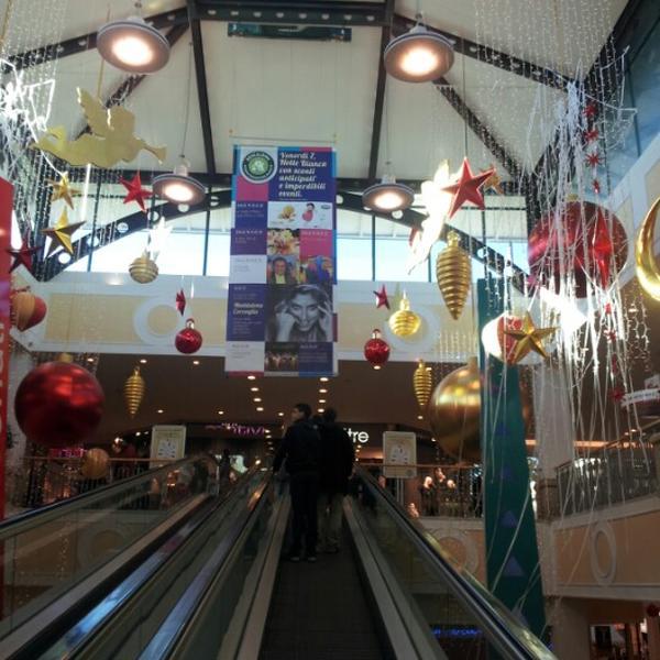 Photo taken at Centro Commerciale Dei Laghi 'Auchan' by Natercia L. on 12/28/2012-意大利伦巴第雷斯卡尔迪纳帕尔米罗·陶里亚蒂街52 Photo taken at Centro Commerciale Dei Laghi 'Auchan' by Natercia L. on 12/28/2012