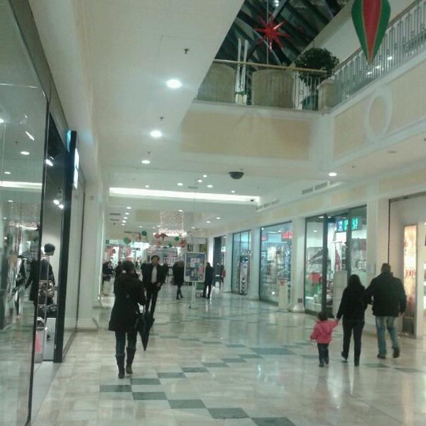 Photo taken at Centro Commerciale Dei Laghi 'Auchan' by Bruno C. on 11/27/2012-意大利伦巴第雷斯卡尔迪纳帕尔米罗·陶里亚蒂街52 Photo taken at Centro Commerciale Dei Laghi 'Auchan' by Bruno C. on 11/27/2012