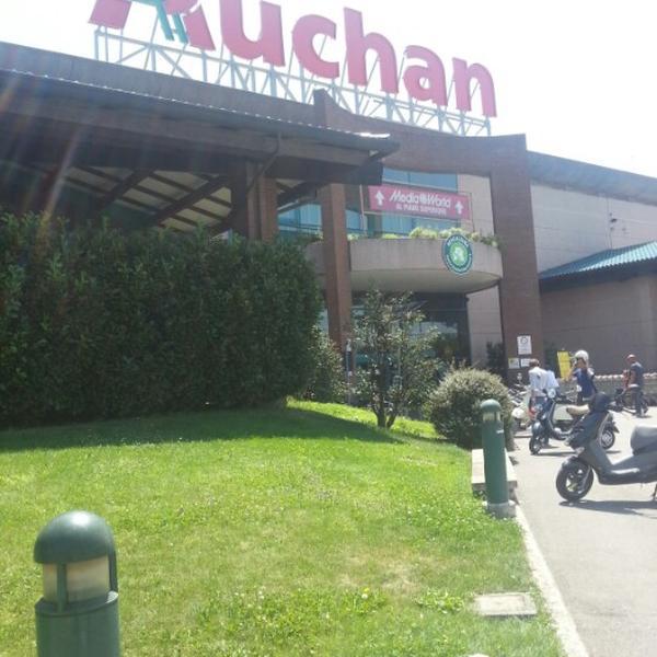 Photo taken at Centro Commerciale Dei Laghi 'Auchan' by Alessandro G. on 7/18/2012-意大利伦巴第雷斯卡尔迪纳帕尔米罗·陶里亚蒂街52 Photo taken at Centro Commerciale Dei Laghi 'Auchan' by Alessandro G. on 7/18/2012