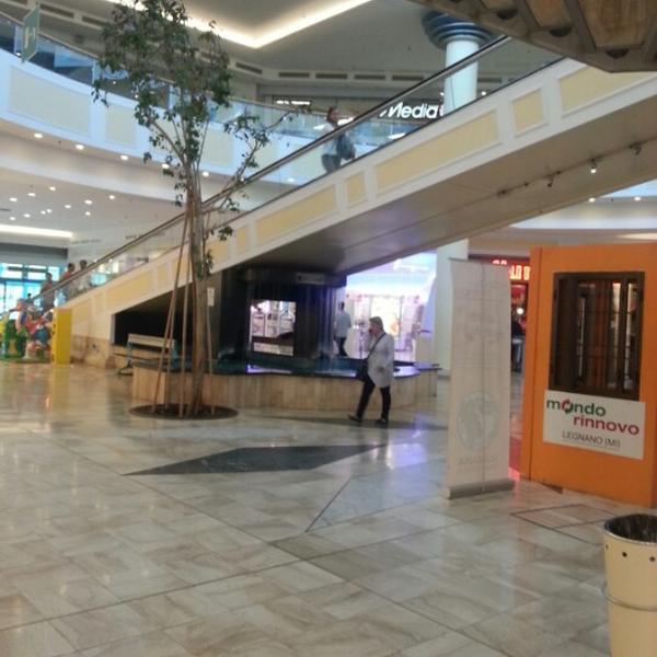 Photo taken at Centro Commerciale Dei Laghi 'Auchan' by Alessandro G. on 9/20/2012-意大利伦巴第雷斯卡尔迪纳帕尔米罗·陶里亚蒂街52 Photo taken at Centro Commerciale Dei Laghi 'Auchan' by Alessandro G. on 9/20/2012