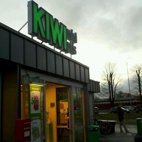 Photo taken at Kiwi by Fernando S. on 10/31/2011