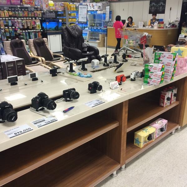 Photo taken at 이마트 / E-Mart by 경남 서. on 5/9/2014