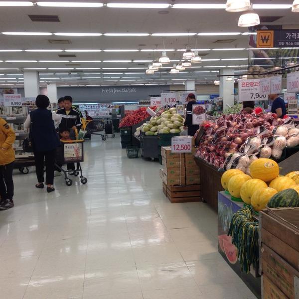 Photo taken at 이마트 / E-Mart by Kim J. on 5/5/2014