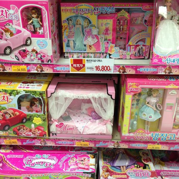 Photo taken at 이마트 / E-Mart by yoonjin p. on 2/8/2013