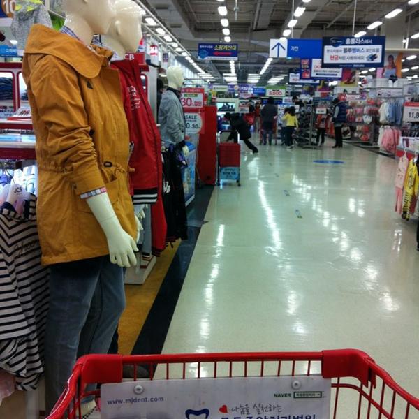 Photo taken at 홈플러스 (Home plus) by SungHae D. on 3/18/2012-首尔市阳川区木洞西路170号 Photo taken at 홈플러스 (Home plus) by SungHae D. on 3/18/2012