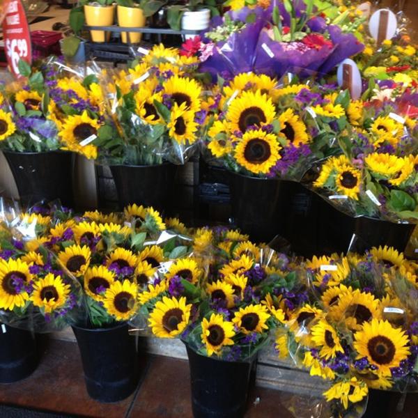 Photo taken at Whole Foods Market by Gina A. on 10/23/2012-加利福尼亚州长滩太平洋海岸高速路6550号(在第二大街和圣加布里埃尔河之间) Photo taken at Whole Foods Market by Gina A. on 10/23/2012