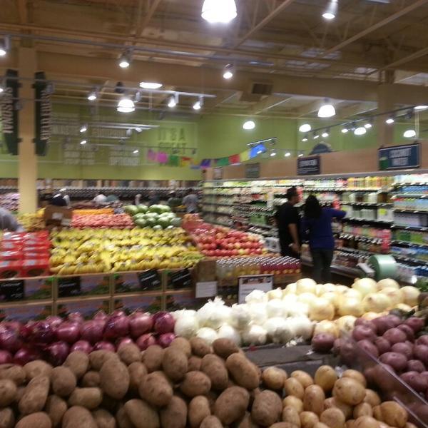 Photo taken at Whole Foods Market by Todd S. on 4/19/2013-加利福尼亚州长滩太平洋海岸高速路6550号(在第二大街和圣加布里埃尔河之间) Photo taken at Whole Foods Market by Todd S. on 4/19/2013