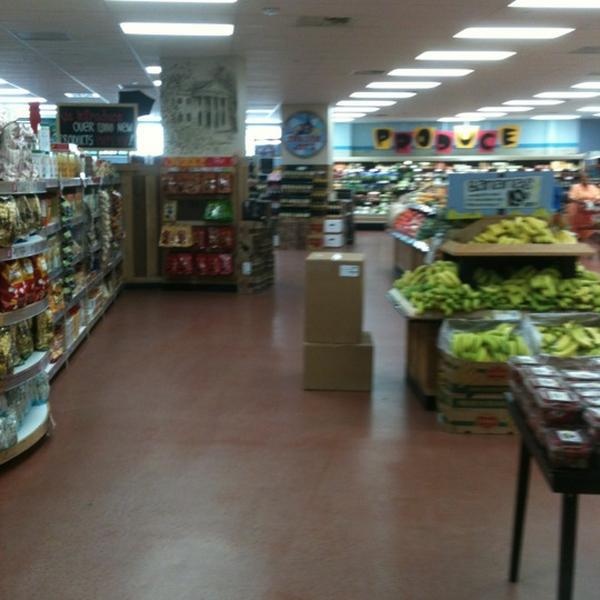 Photo taken at Trader Joe's by Ayesha Samiyyah K. on 5/1/2012-佐治亚州亚特兰大桃树路西北3183 Photo taken at Trader Joe's by Ayesha Samiyyah K. on 5/1/2012