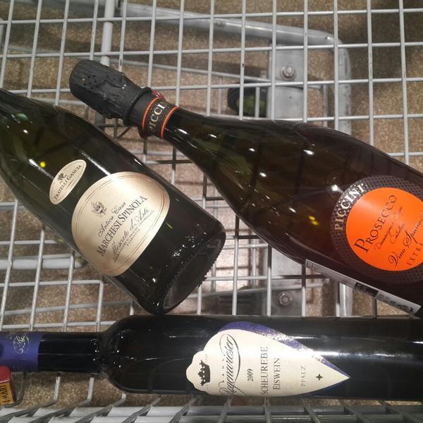 Photo taken at 이마트 트레이더스 (E-Mart Traders) by Celina K. on 11/17/2013-大田西区580易买得超市 Photo taken at 이마트 트레이더스 (E-Mart Traders) by Celina K. on 11/17/2013