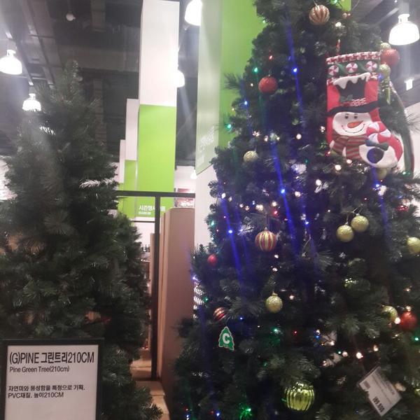 Photo taken at 이마트 트레이더스 (E-Mart Traders) by Celina K. on 11/17/2013-大田西区580易买得超市 Photo taken at 이마트 트레이더스 (E-Mart Traders) by Celina K. on 11/17/2013