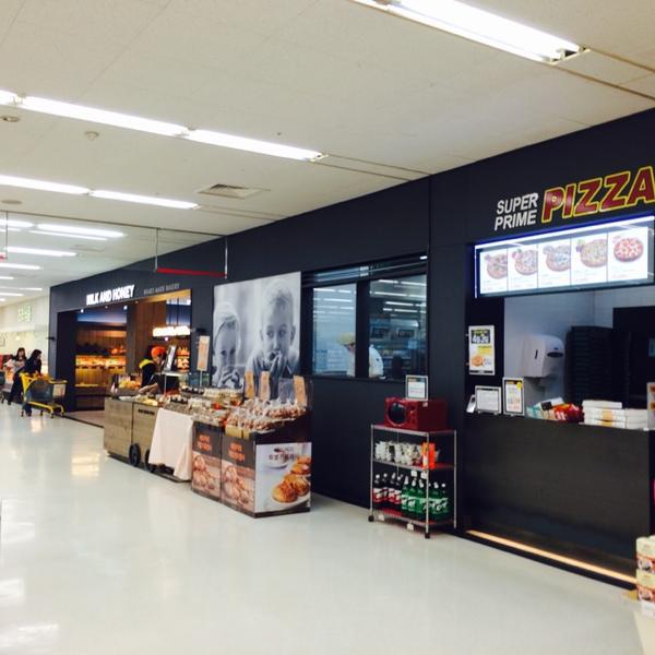 Photo taken at 이마트 (e-mart) by Yongho L. on 4/1/2014-釜山广域市莲堤89易买得超市 Photo taken at 이마트 (e-mart) by Yongho L. on 4/1/2014