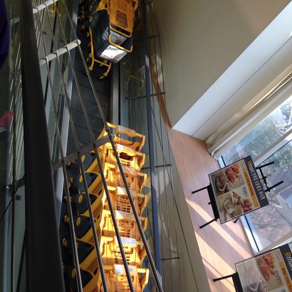 Photo taken at 이마트 (e-mart) by jeongsik k. on 1/30/2014-釜山广域市莲堤89易买得超市 Photo taken at 이마트 (e-mart) by jeongsik k. on 1/30/2014