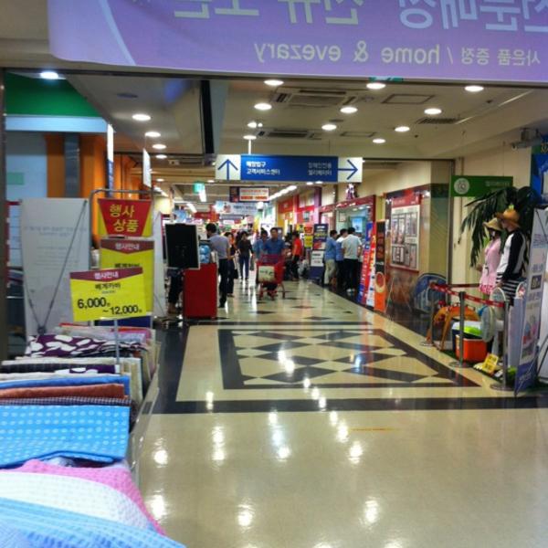 Photo taken at 홈플러스 (Home plus) by Jang-hwan J. on 7/12/2012