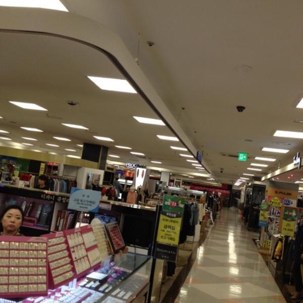 Photo taken at 홈플러스 (Home plus) by HAN J. on 4/8/2012