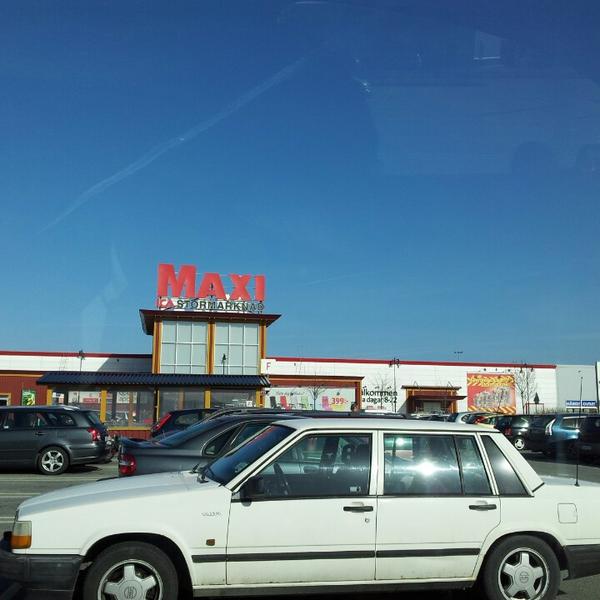 Photo taken at ICA Maxi by Ronald H. on 4/17/2013