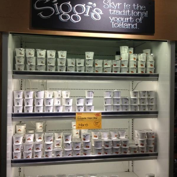 Photo taken at Whole Foods Market by Hayden B. on 9/25/2012-马里兰 巴尔的摩舰队街1001(在美国埃克塞特街) Photo taken at Whole Foods Market by Hayden B. on 9/25/2012