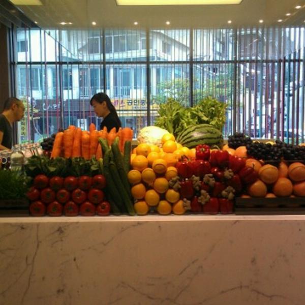 Photo taken at SSG FOOD MARKET by Hye -首尔特别市江南区清潭洞442号 SSG食品超市 Photo taken at SSG FOOD MARKET by Hye