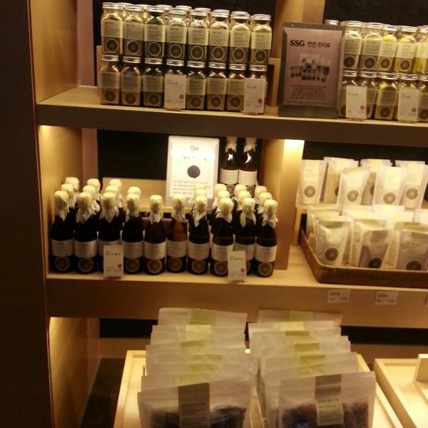 Photo taken at SSG FOOD MARKET by Eunju T. on 7/6/2013-首尔特别市江南区清潭洞442号 SSG食品超市 Photo taken at SSG FOOD MARKET by Eunju T. on 7/6/2013