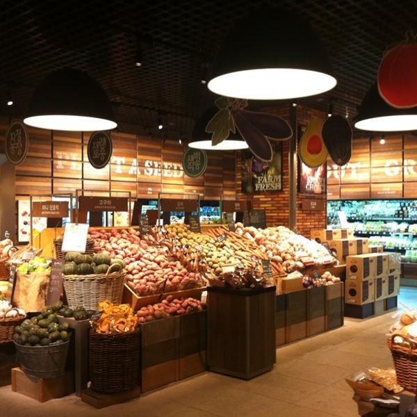 Photo taken at SSG FOOD MARKET by Trifectainvest on 8/19/2012-首尔特别市江南区清潭洞442号 SSG食品超市 Photo taken at SSG FOOD MARKET by Trifectainvest on 8/19/2012