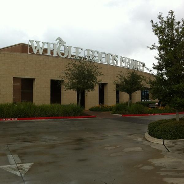 Photo taken at Whole Foods Market by PCH on 2/2/2012-德克萨斯州舒格兰市西南高速路15900号 Photo taken at Whole Foods Market by PCH on 2/2/2012