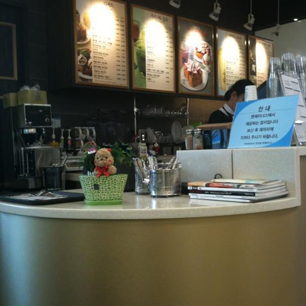 Photo taken at 홈플러스 (Home plus) by Jeong Wook S. on 3/20/2012