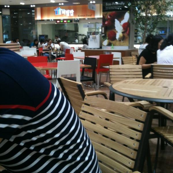 Photo taken at 홈플러스 (Home plus) by Jeong Wook S. on 7/3/2012