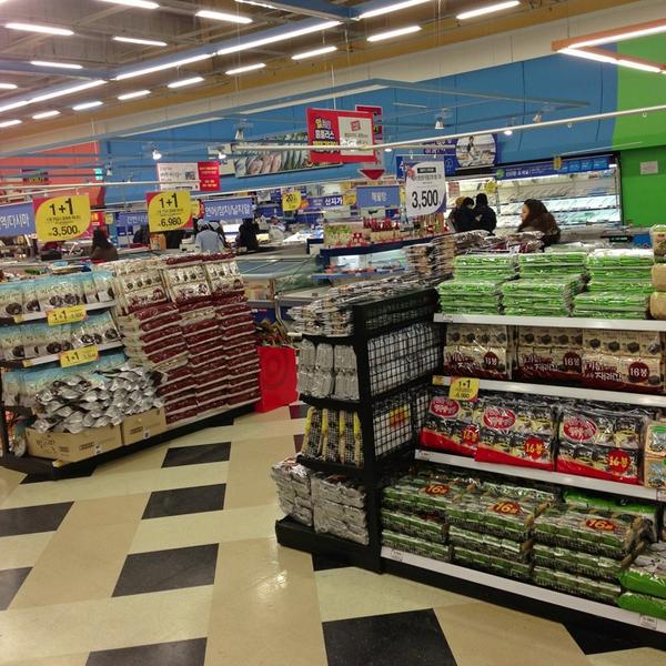 Photo taken at 홈플러스 (Home plus) by n͞͞u͞͞1t͞͞ on 1/12/2013-首尔市中浪区四佳亭路332号(面牧店) Photo taken at 홈플러스 (Home plus) by n͞͞u͞͞1t͞͞ on 1/12/2013