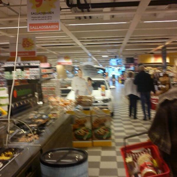 Photo taken at Ica Kvantum by Anders S. on 9/15/2012-瑞典东约特兰省北雪平Mirum广场 Photo taken at Ica Kvantum by Anders S. on 9/15/2012