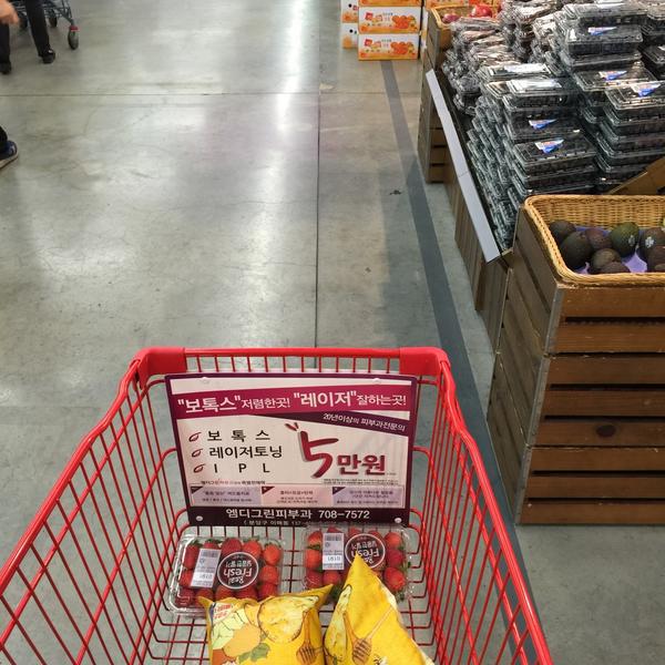 Photo taken at 롯데마트 (LOTTE Mart) by 김어벤토루하 on 1/19/2015