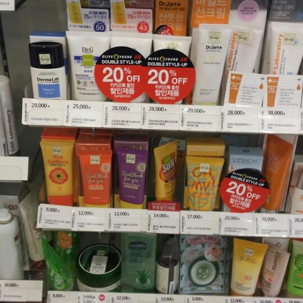 Photo taken at 올리브영 (OLIVE YOUNG) by KEY on 4/22/2014