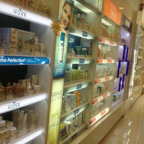 Photo taken at 올리브영 (OLIVE YOUNG) by Lee J. on 6/27/2012