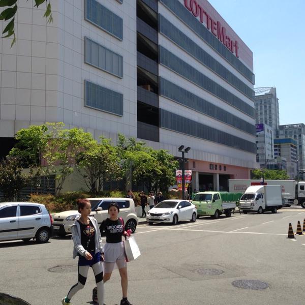 Photo taken at 이마트 (emart) by Kim J. on 5/6/2014