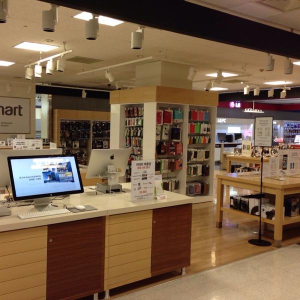 Photo taken at 이마트 (emart) by 이마트 애플샾 창. on 11/1/2013-庆尚南道昌原市昌原站易买得超市 Photo taken at 이마트 (emart) by 이마트 애플샾 창. on 11/1/2013