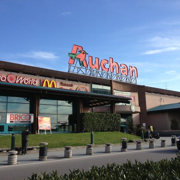 Photo taken at Centro Commerciale Dei Laghi 'Auchan' by Daniele M. on 4/10/2013-意大利伦巴第雷斯卡尔迪纳帕尔米罗·陶里亚蒂街52 Photo taken at Centro Commerciale Dei Laghi 'Auchan' by Daniele M. on 4/10/2013