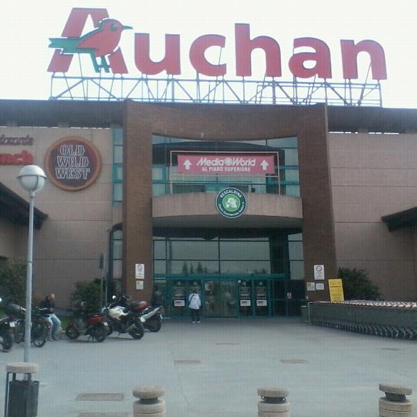 Photo taken at Centro Commerciale Dei Laghi 'Auchan' by Vittorio B. on 4/3/2013-意大利伦巴第雷斯卡尔迪纳帕尔米罗·陶里亚蒂街52 Photo taken at Centro Commerciale Dei Laghi 'Auchan' by Vittorio B. on 4/3/2013