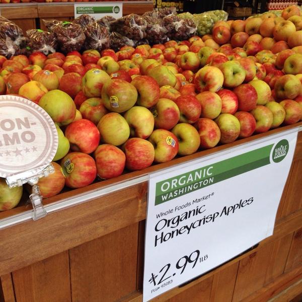 Photo taken at Whole Foods Market by Andrew G. on 10/9/2013-加利福尼亚州塔扎纳文图拉大道18700号 Photo taken at Whole Foods Market by Andrew G. on 10/9/2013