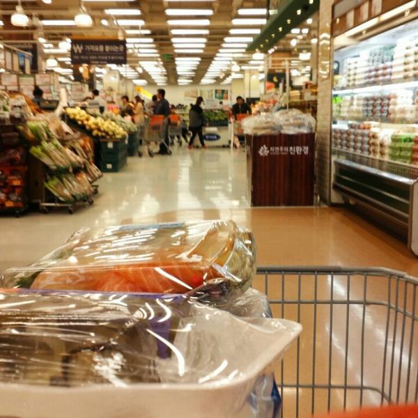 Photo taken at 이마트 (E-Mart) by Marcus K. on 11/9/2013