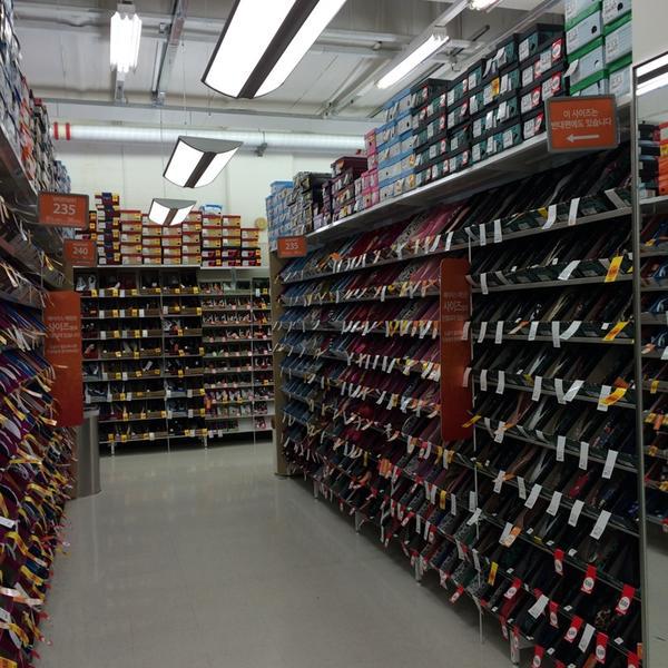 Photo taken at 이마트 (E-Mart) by Minsuk L. on 3/15/2014-庆尚北道浦项北区188易买得超市 Photo taken at 이마트 (E-Mart) by Minsuk L. on 3/15/2014