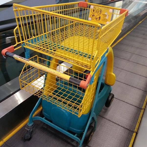 Photo taken at 이마트 (E-Mart) by Seungchul L. on 12/21/2013