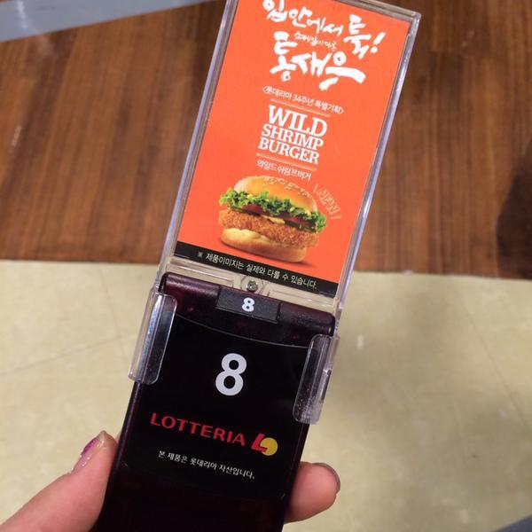 Photo taken at 롯데마트 (LOTTE Mart) by gemma k. on 11/25/2013