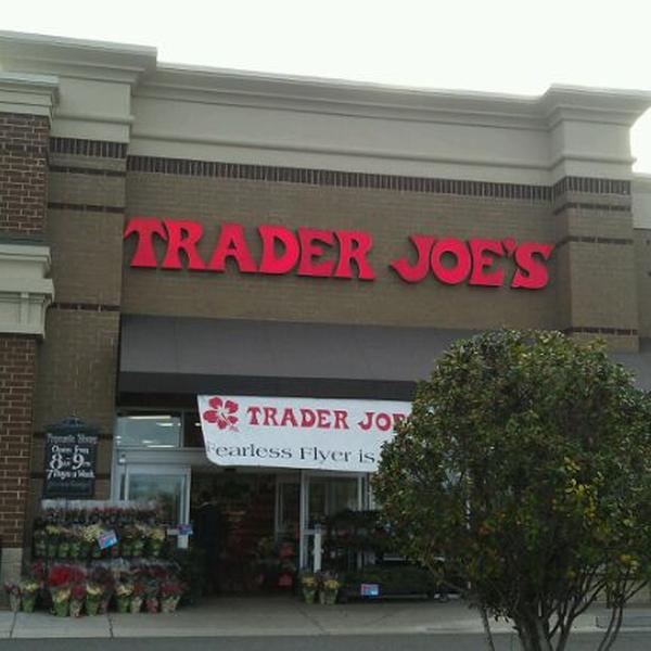 Photo taken at Trader Joe's by Curtis L. on 11/28/2011-弗吉尼亚州格伦 - 阿伦褐砂石大道11331 Photo taken at Trader Joe's by Curtis L. on 11/28/2011
