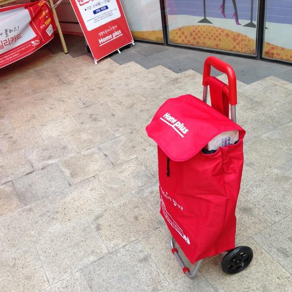 Photo taken at 홈플러스 (Home Plus) by Byung-Jun K. on 3/16/2013