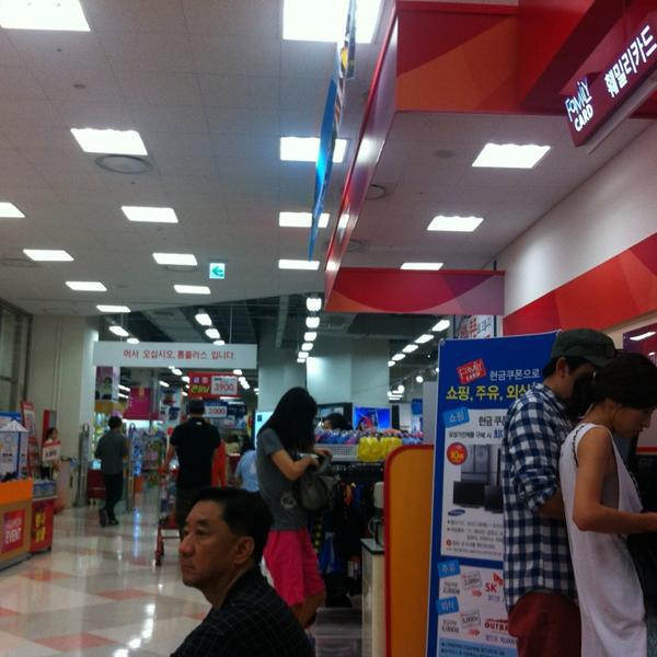 Photo taken at 홈플러스 (Home Plus) by 전범(John) 조. on 7/21/2013